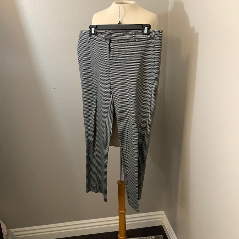 NYDJ size 6 blk whit pattern bk pockets front zip